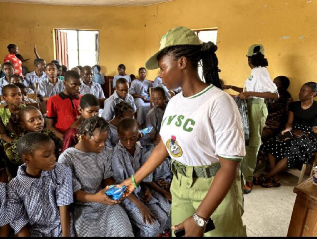 Read more about the article Corps member empowers over 800 girls with menstrual products in Kogi