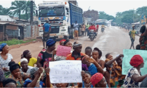 Read more about the article Apa Women Take Over Otukpo-Abuja Road, Demand End to Killings in Benue