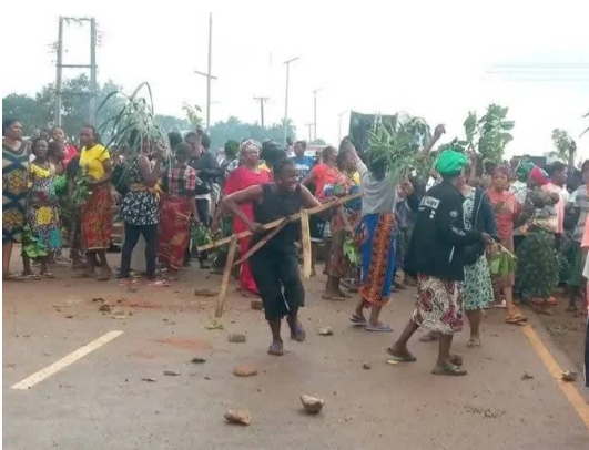 Screenshot from video of Plateau women protesting